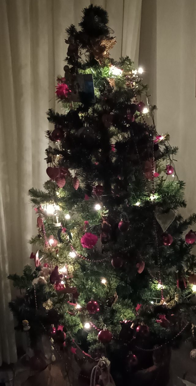 albero di natale illuminato a metà